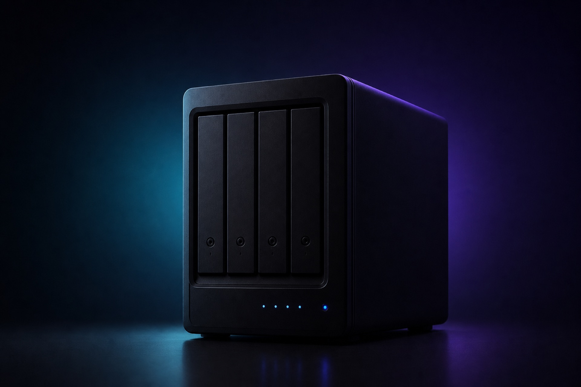 NAS-Speicherserver mit leuchtenden Status-LEDs
